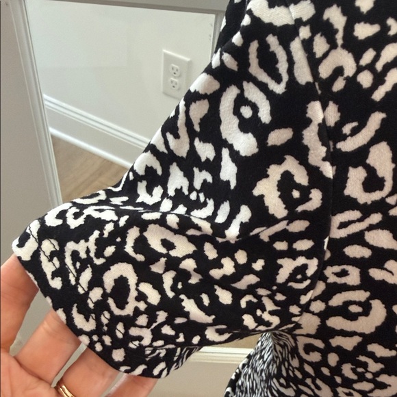 Dee Elly Leopard Print Women's Short Sleeve Top, Size Medium - Picture 3 of 6